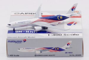 AV4406 Malaysia Airlines A330-941 "Negaraku" 9M-MNH (with rolling detachable magnetic undercarriage)